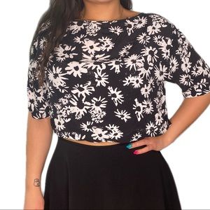 🎉5FOR25 Garage Black and white floral crop top